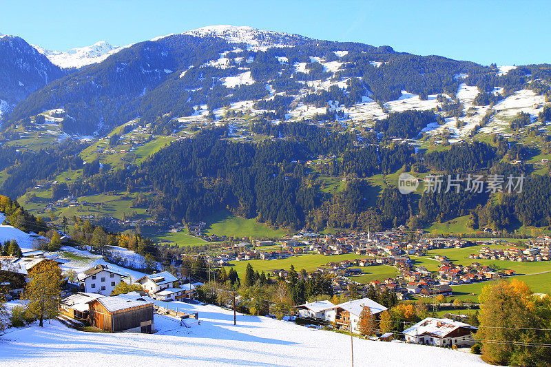 上图:阿尔卑斯山村庄全景，Tirol / Zillertal，奥地利